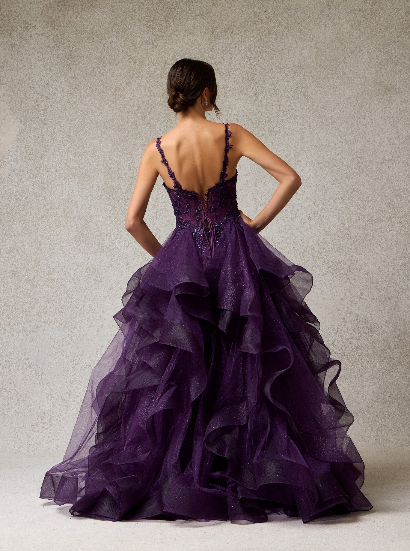 Vestido de Tul con Brillo y Bordado con Lentejuelas, con Falda Amplia en Olanes, Color Plum