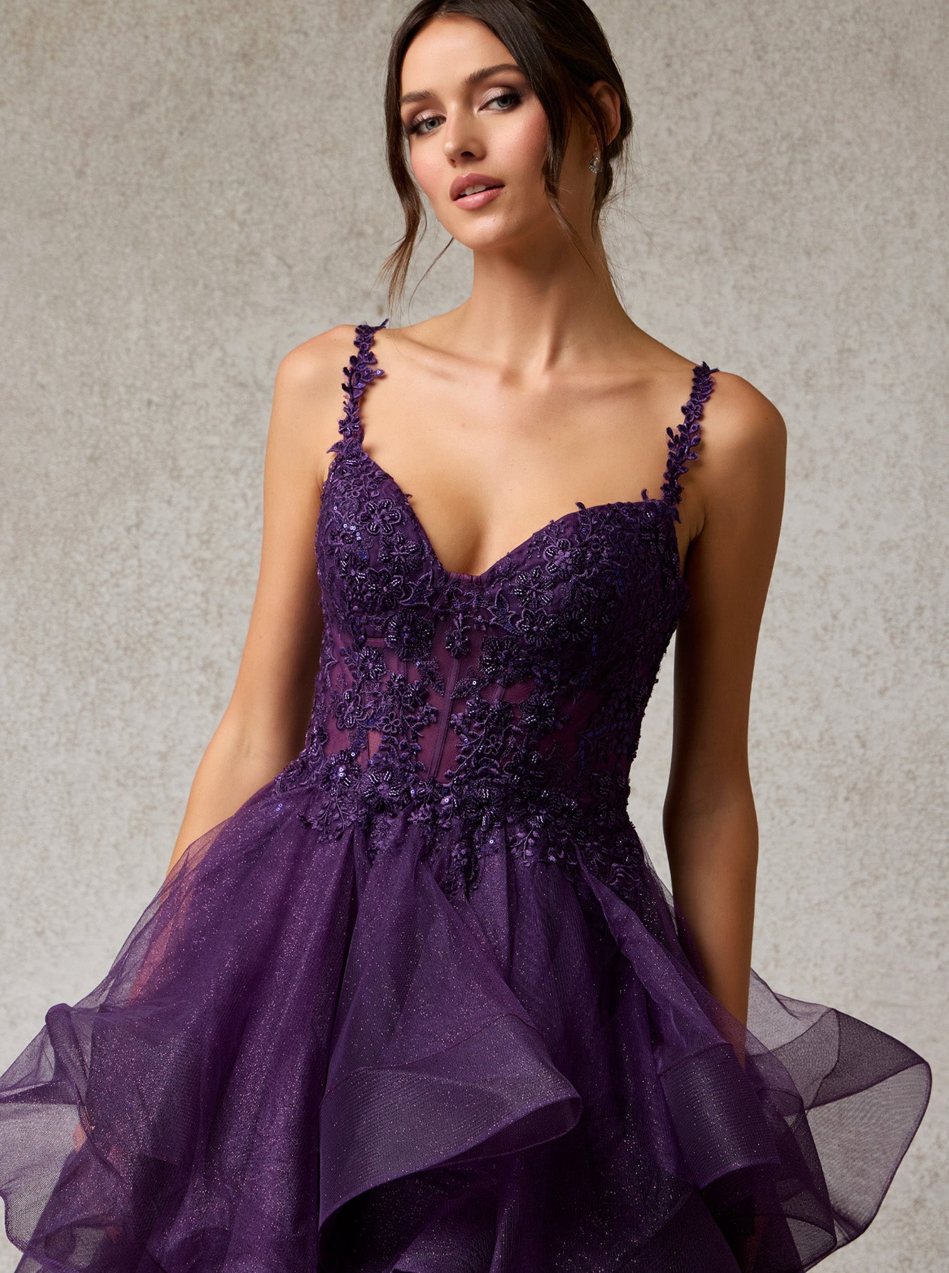 Vestido de Tul con Brillo y Bordado con Lentejuelas, con Falda Amplia en Olanes, Color Plum