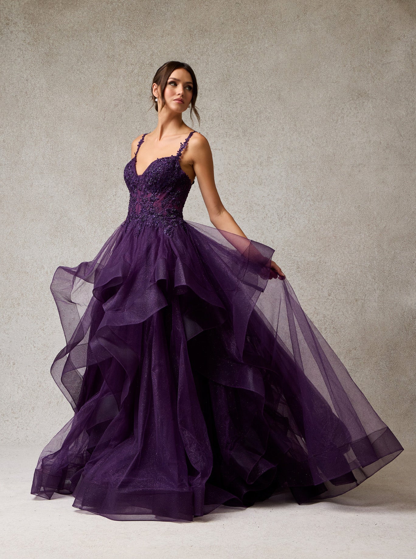 Vestido de Tul con Brillo y Bordado con Lentejuelas, con Falda Amplia en Olanes, Color Plum