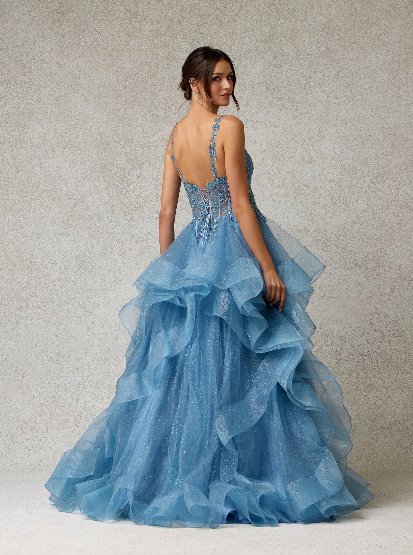 Vestido de Tul con Brillo y Bordado con Lentejuelas, con Falda Amplia en Olanes, Color Plum