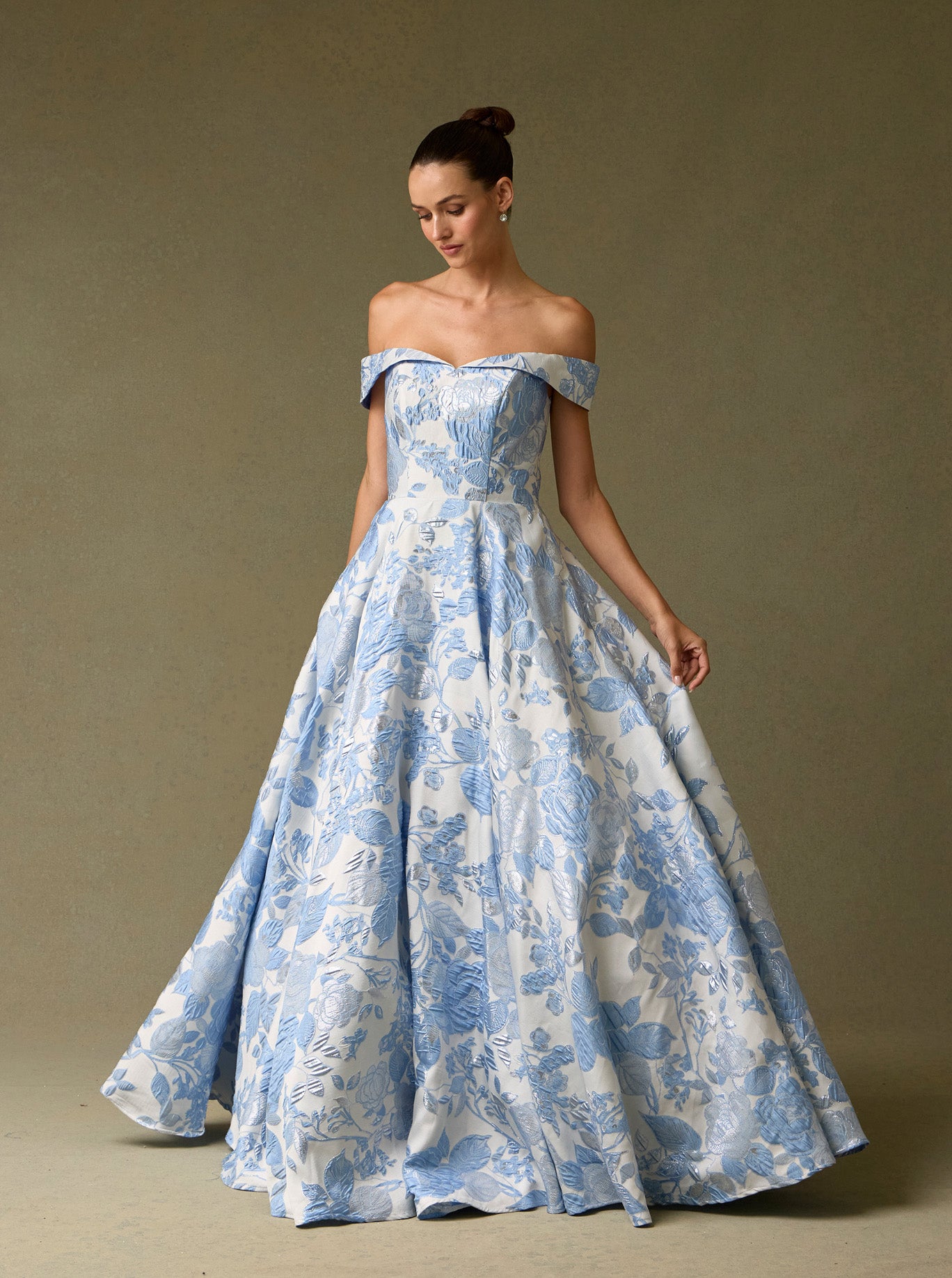 Vestido de Jacquard Estampado, Hombros Descubiertos, Corte en A, Drapeado en la Cintura y Bolsillos Laterales, Color Ice Blue White Print