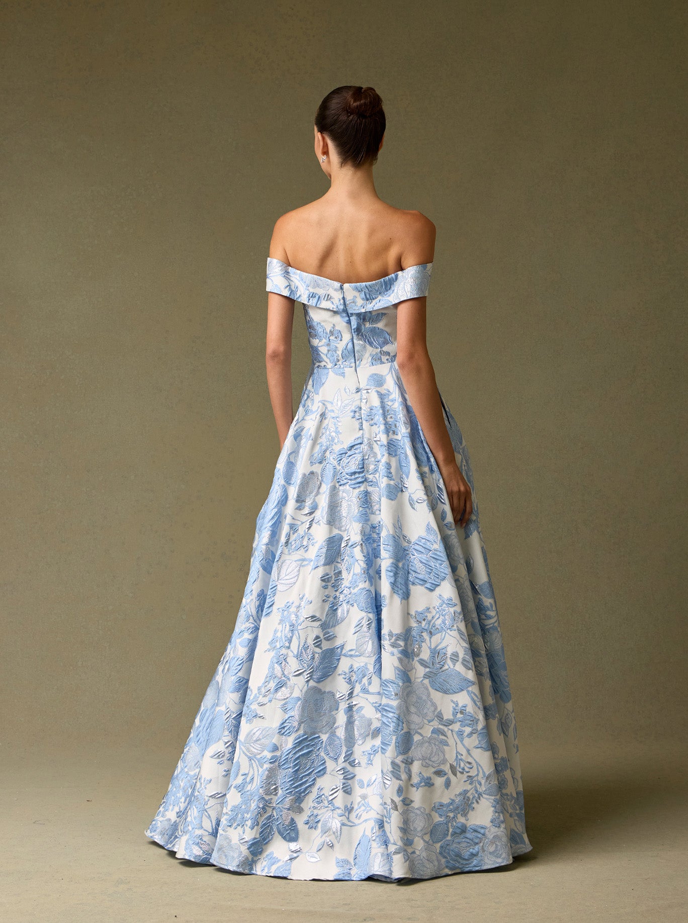 Vestido de Jacquard Estampado, Hombros Descubiertos, Corte en A, Drapeado en la Cintura y Bolsillos Laterales, Color Ice Blue White Print