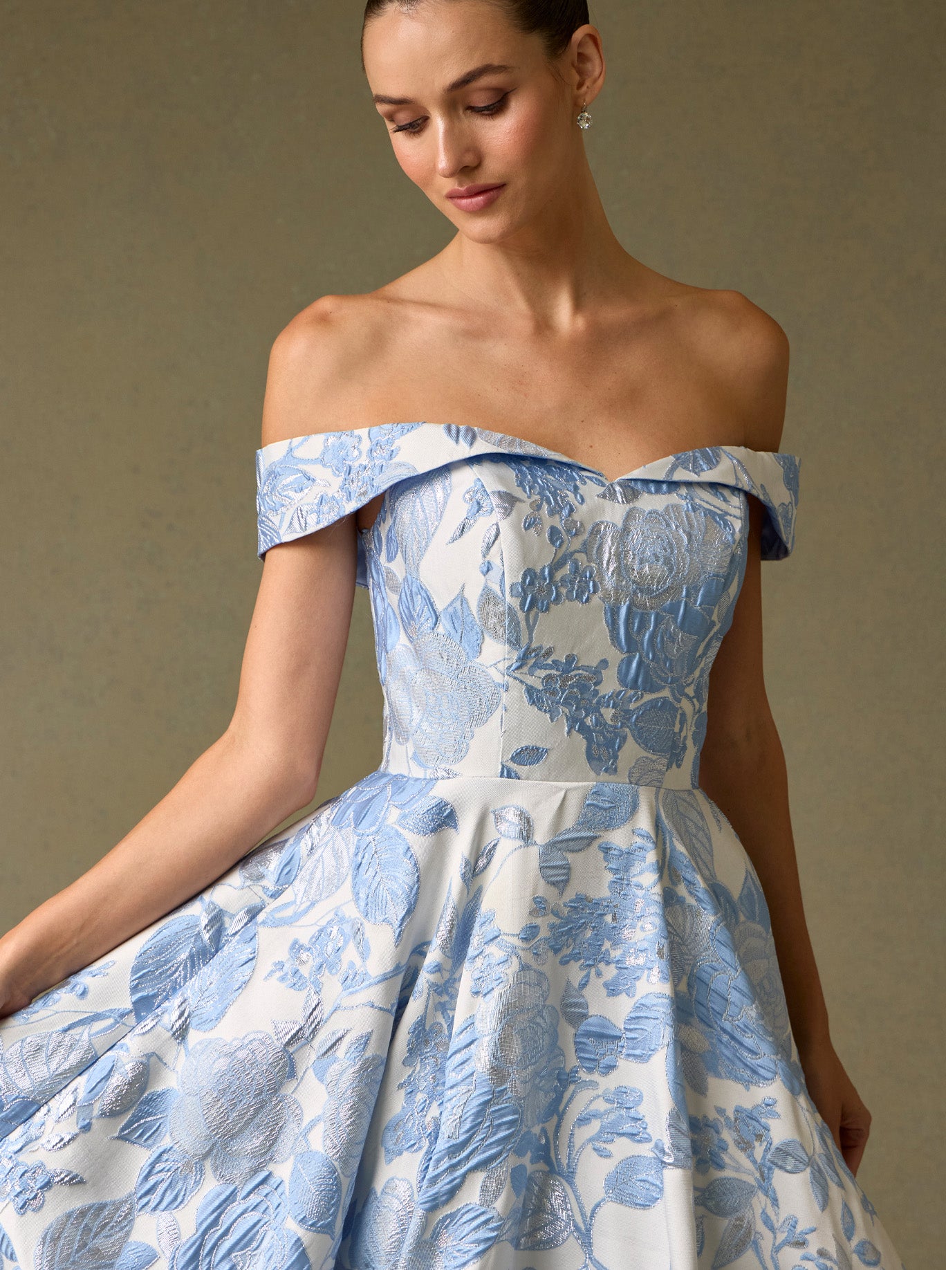 Vestido de Jacquard Estampado, Hombros Descubiertos, Corte en A, Drapeado en la Cintura y Bolsillos Laterales, Color Ice Blue White Print