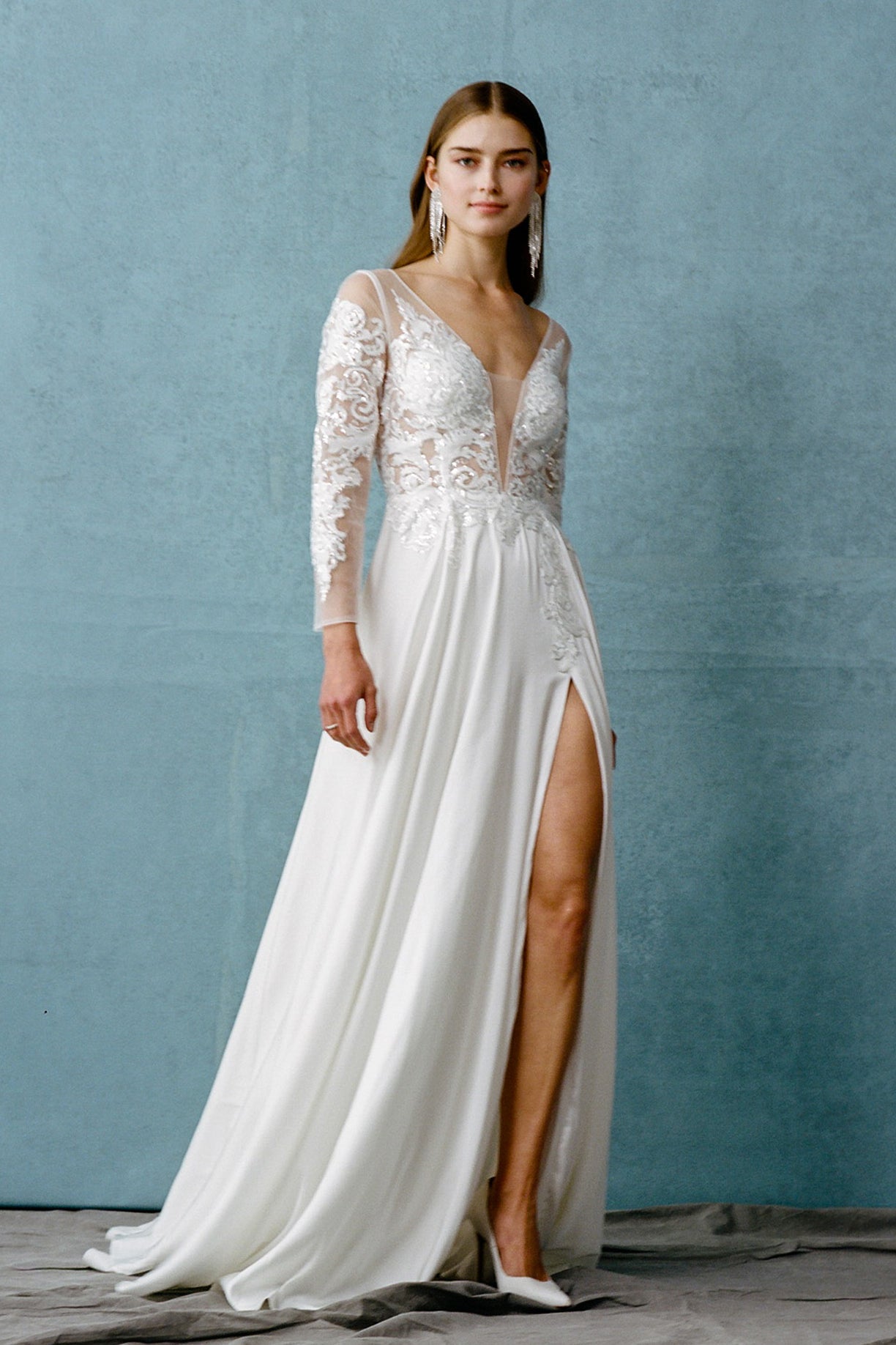 Vestido de Novia de Satén en Corte A, con Manga Larga, Escote en V Profundo y Abertura en la Pierna, Color Off White