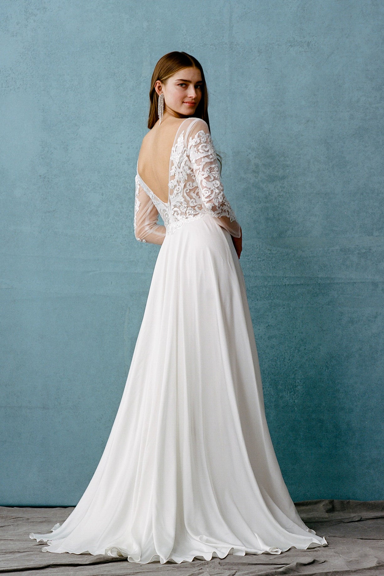 Vestido de Novia de Satén en Corte A, con Manga Larga, Escote en V Profundo y Abertura en la Pierna, Color Off White