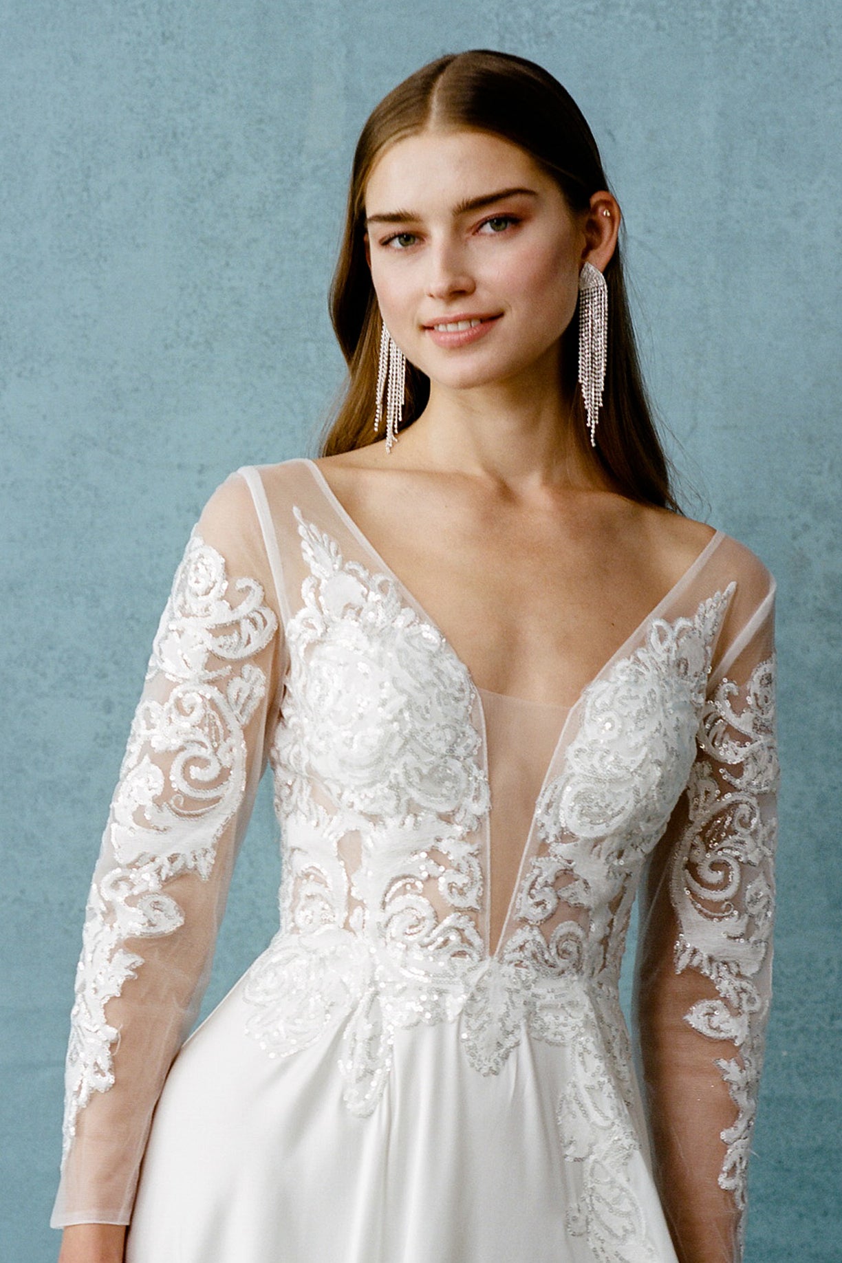 Vestido de Novia de Satén en Corte A, con Manga Larga, Escote en V Profundo y Abertura en la Pierna, Color Off White