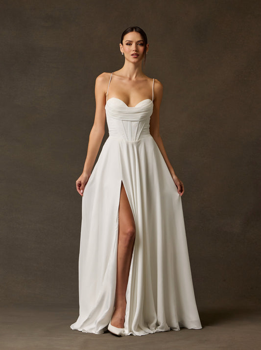 Vestido de Novia en Corte A, Con Escote Corazón, Detalles en Drapeado, Cordones en la Espalda y Abertura en la Pierna, Color Off White