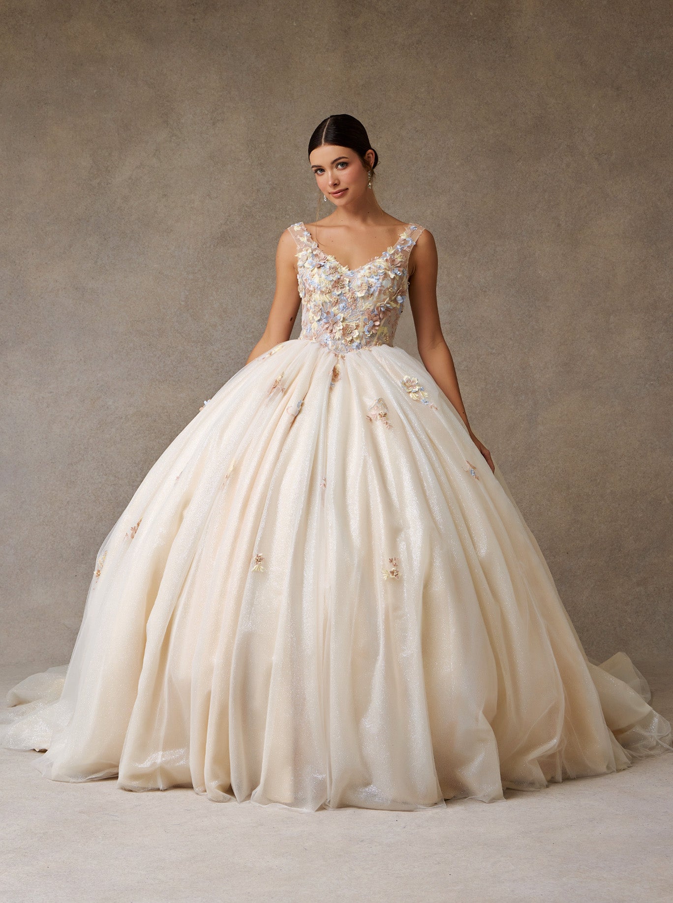 Vestido de Fiesta con Tirantes con Aplicaciones de Flores y Perlas, Color Champagne Multi