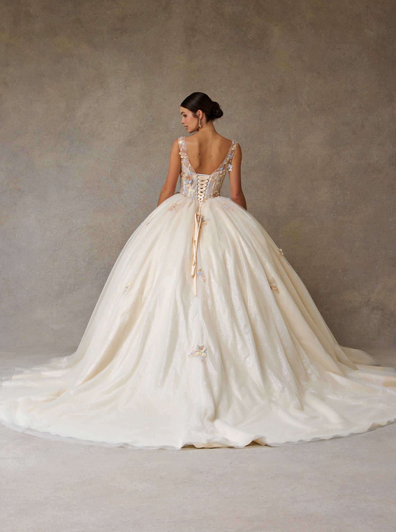 Vestido de Fiesta con Tirantes con Aplicaciones de Flores y Perlas, Color Champagne Multi