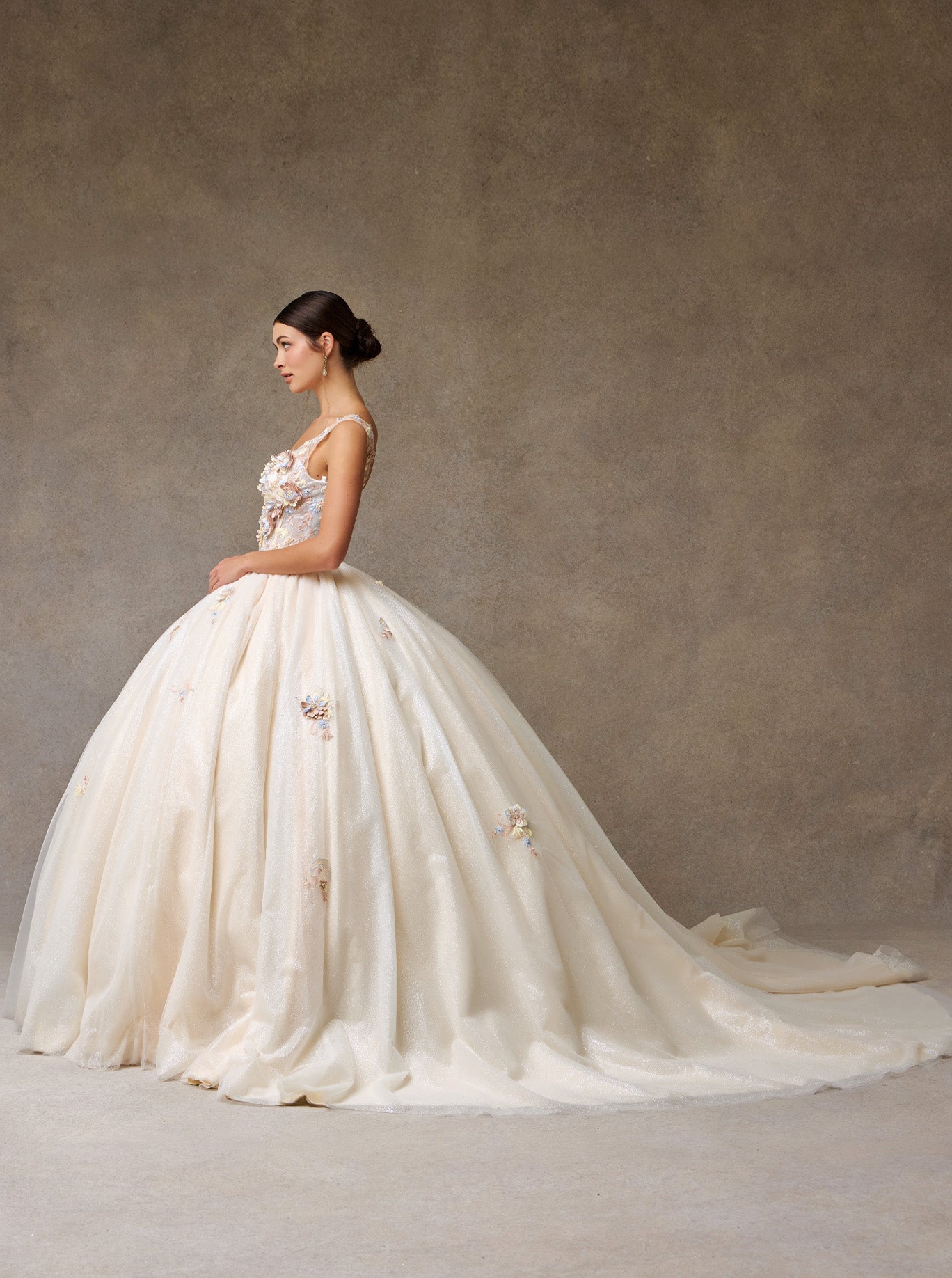 Vestido de Fiesta con Tirantes con Aplicaciones de Flores y Perlas, Color Champagne Multi