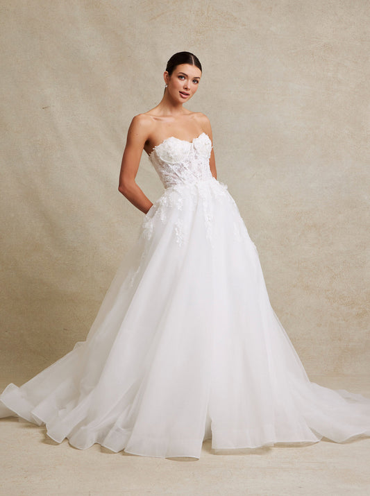 Vestido de Novia de Tul con Aplicaciones en Corsé de Flores y Encaje Dimensional, Color Off White