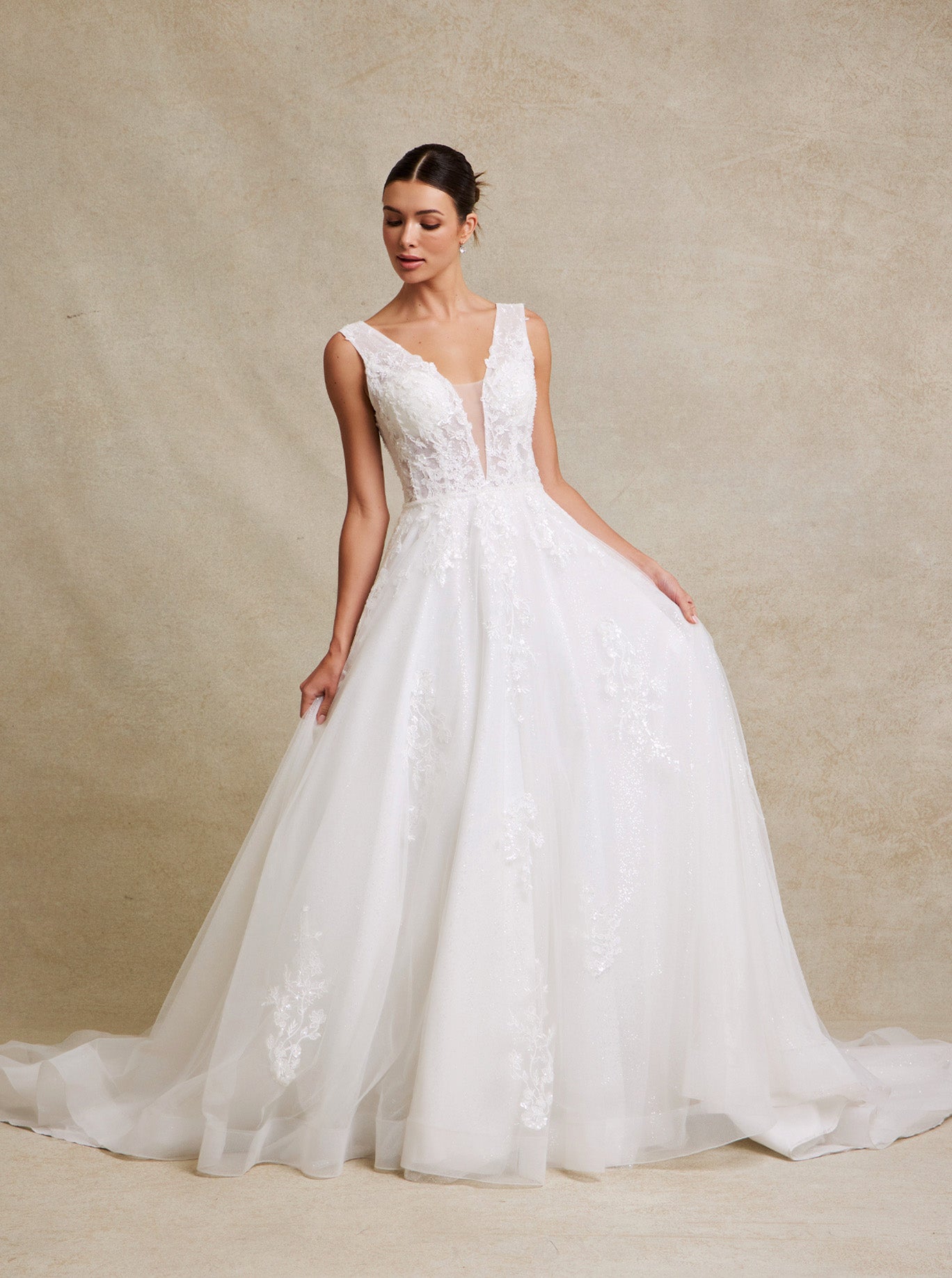 Vestido de Novia con Cuello V de Tul Bordado con Lentejuelas y Cristales, Color Off White