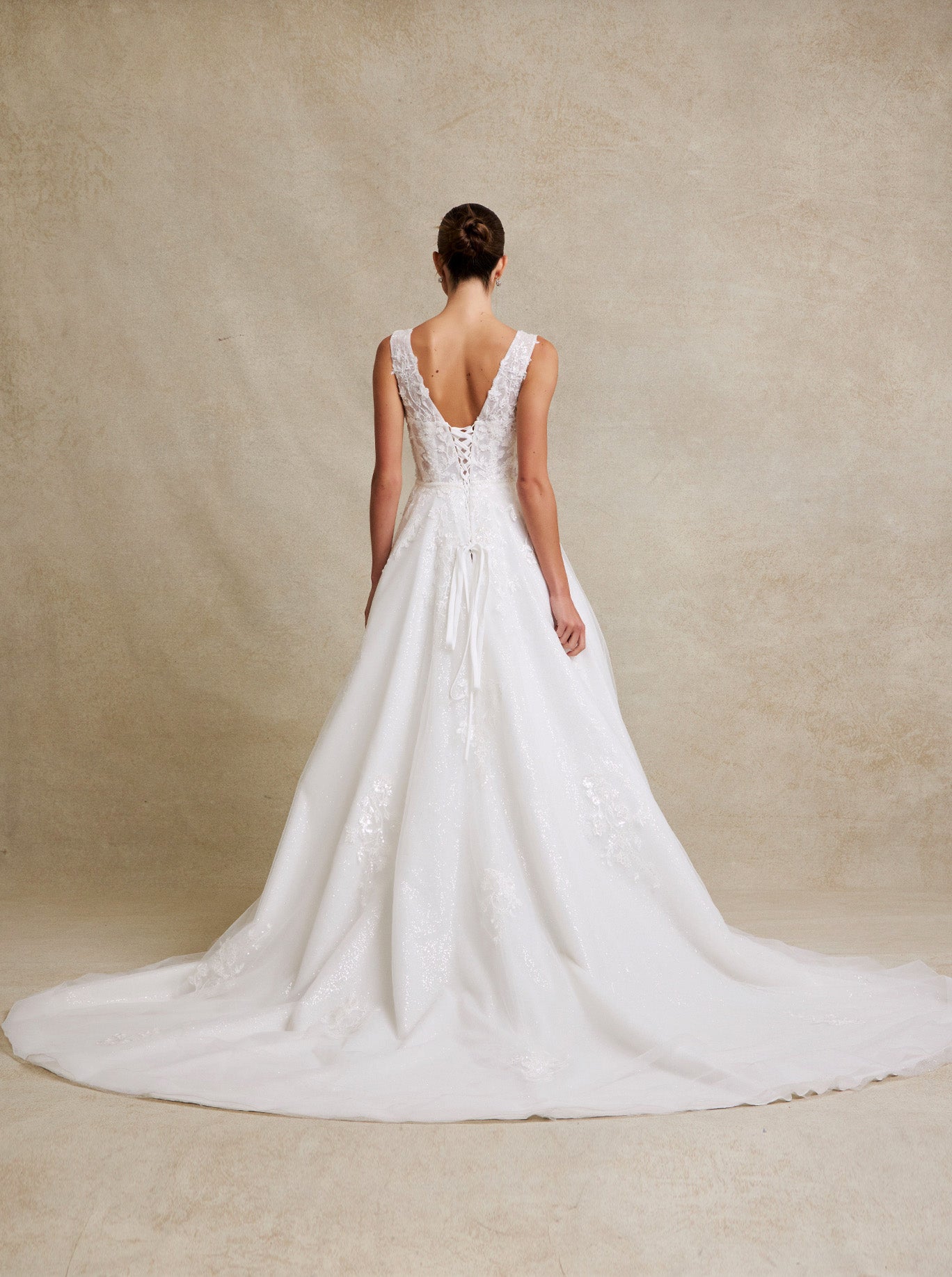 Vestido de Novia con Cuello V de Tul Bordado con Lentejuelas y Cristales, Color Off White