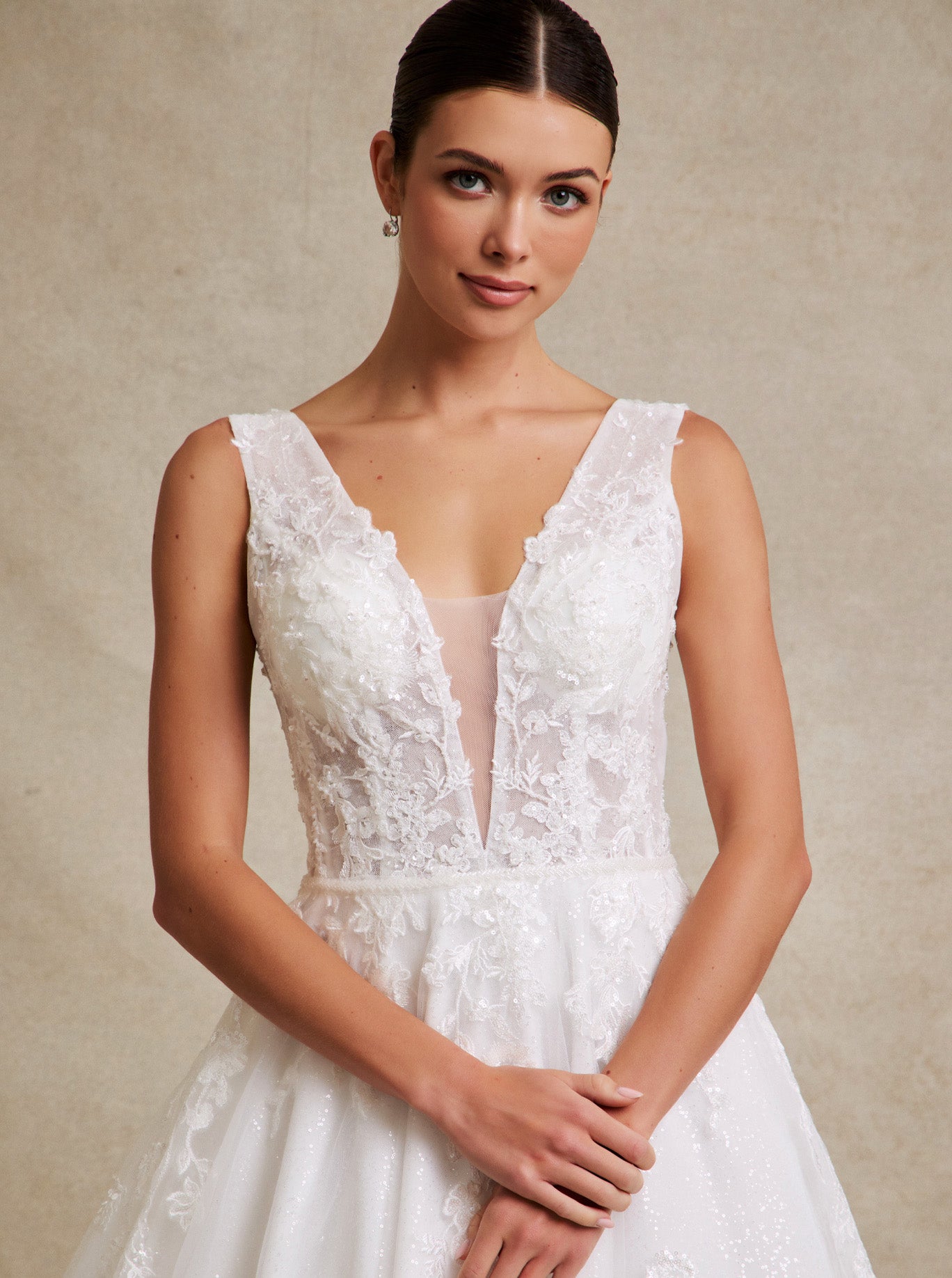 Vestido de Novia con Cuello V de Tul Bordado con Lentejuelas y Cristales, Color Off White