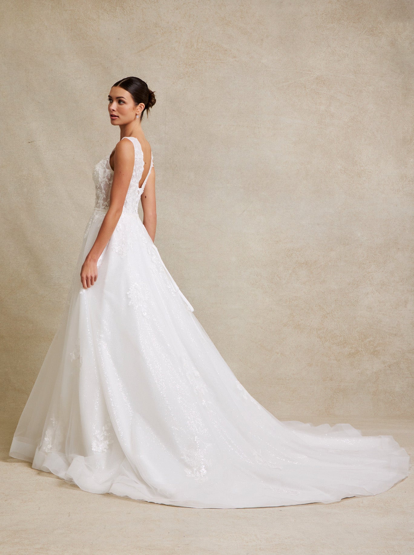 Vestido de Novia con Cuello V de Tul Bordado con Lentejuelas y Cristales, Color Off White