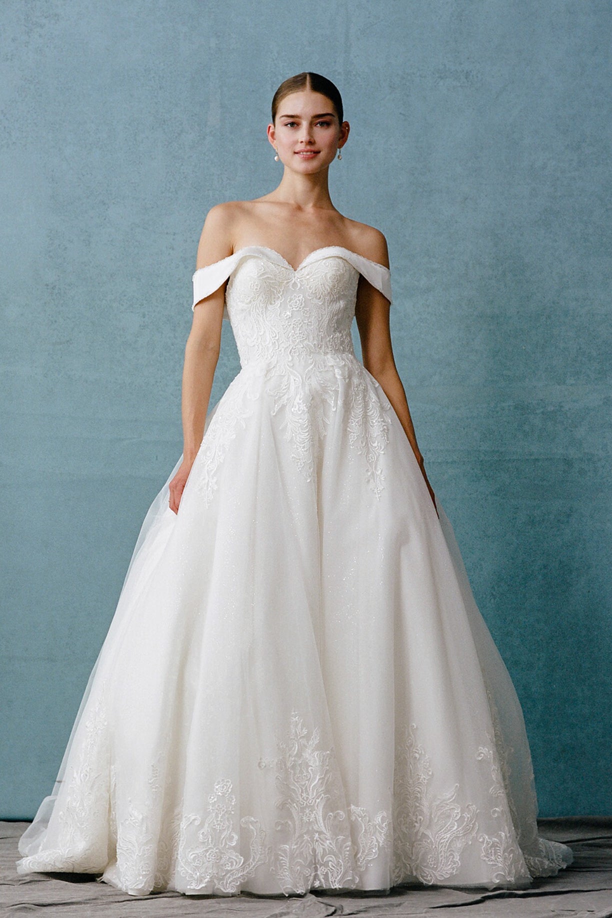 Vestido de Novia en Línea A Con Hombros Descubiertos Color Off Whithe.