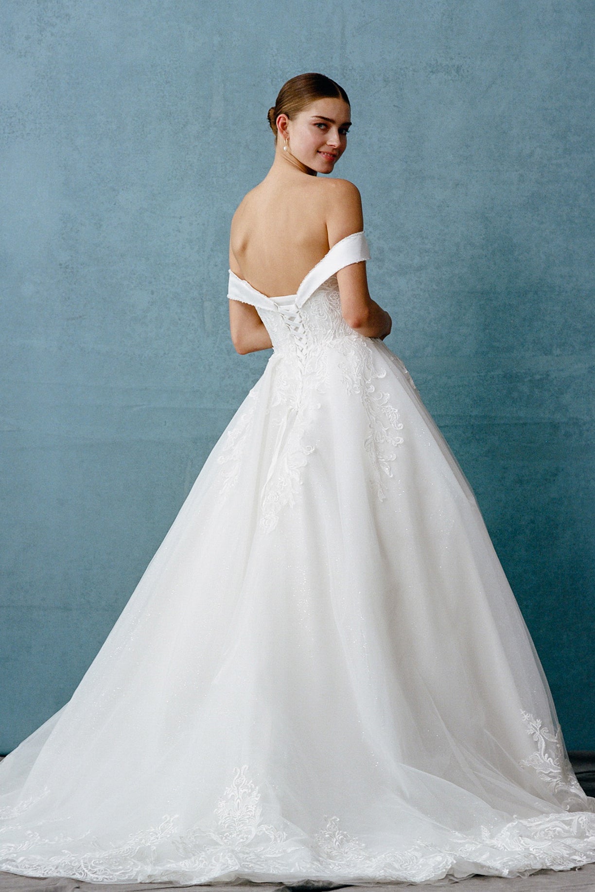 Vestido de Novia en Línea A Con Hombros Descubiertos Color Off Whithe.