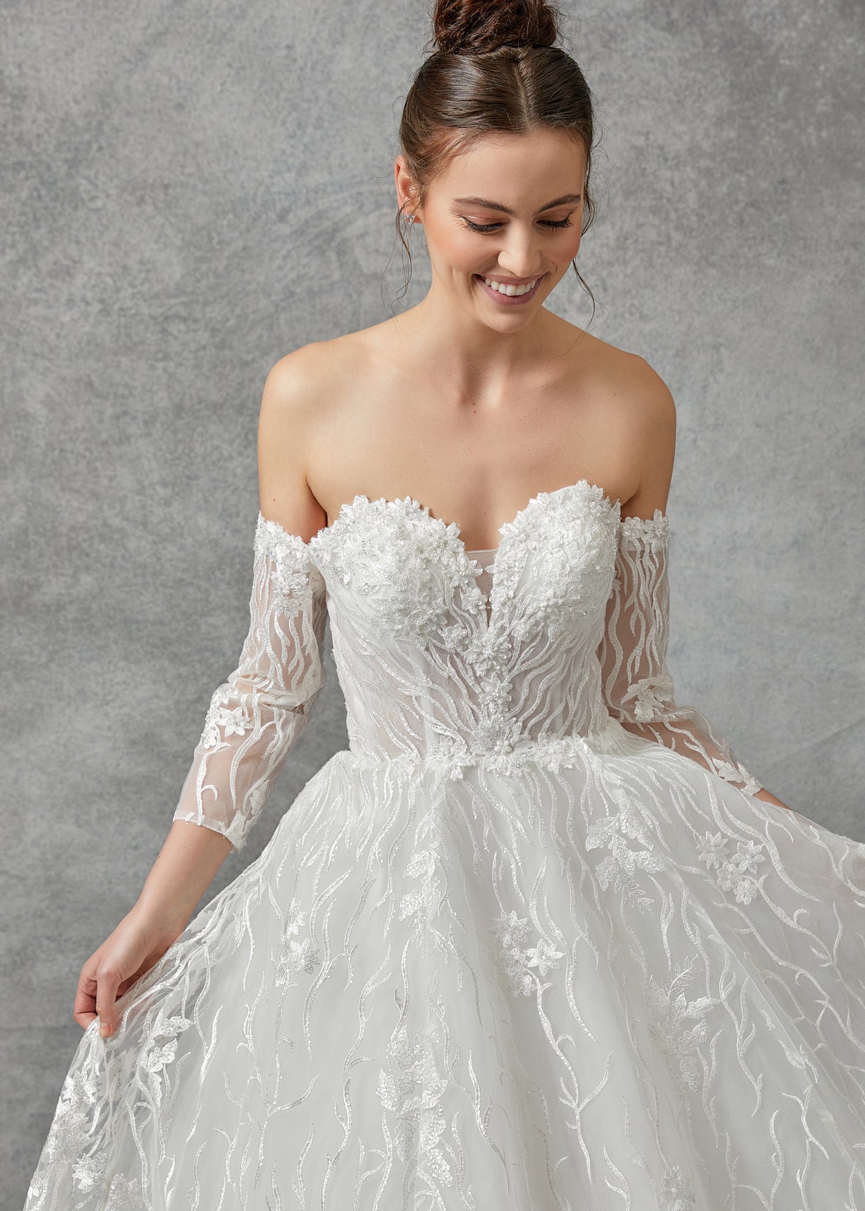 Vestido de Novia Línea A Con Mangas Largas  con Tipo Corse y Espalda con Cordones Color Off White.