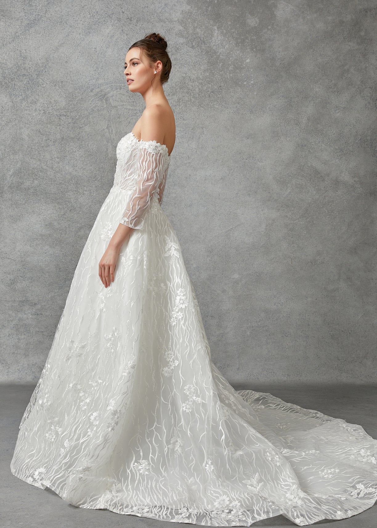 Vestido de Novia Línea A Con Mangas Largas  con Tipo Corse y Espalda con Cordones Color Off White.
