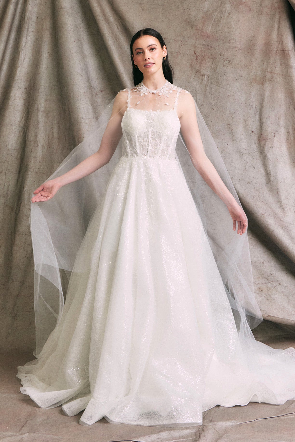 Vestido de Novia En Línea A Sin Mangas Con Escote Corazón y capa Con Velo Color  Off White.