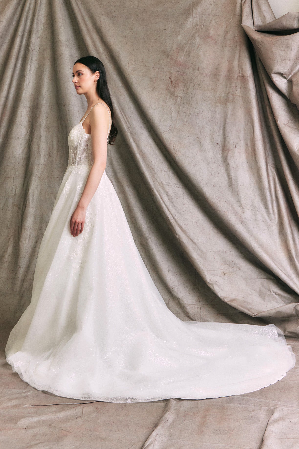 Vestido de Novia En Línea A Sin Mangas Con Escote Corazón y capa Con Velo Color  Off White.