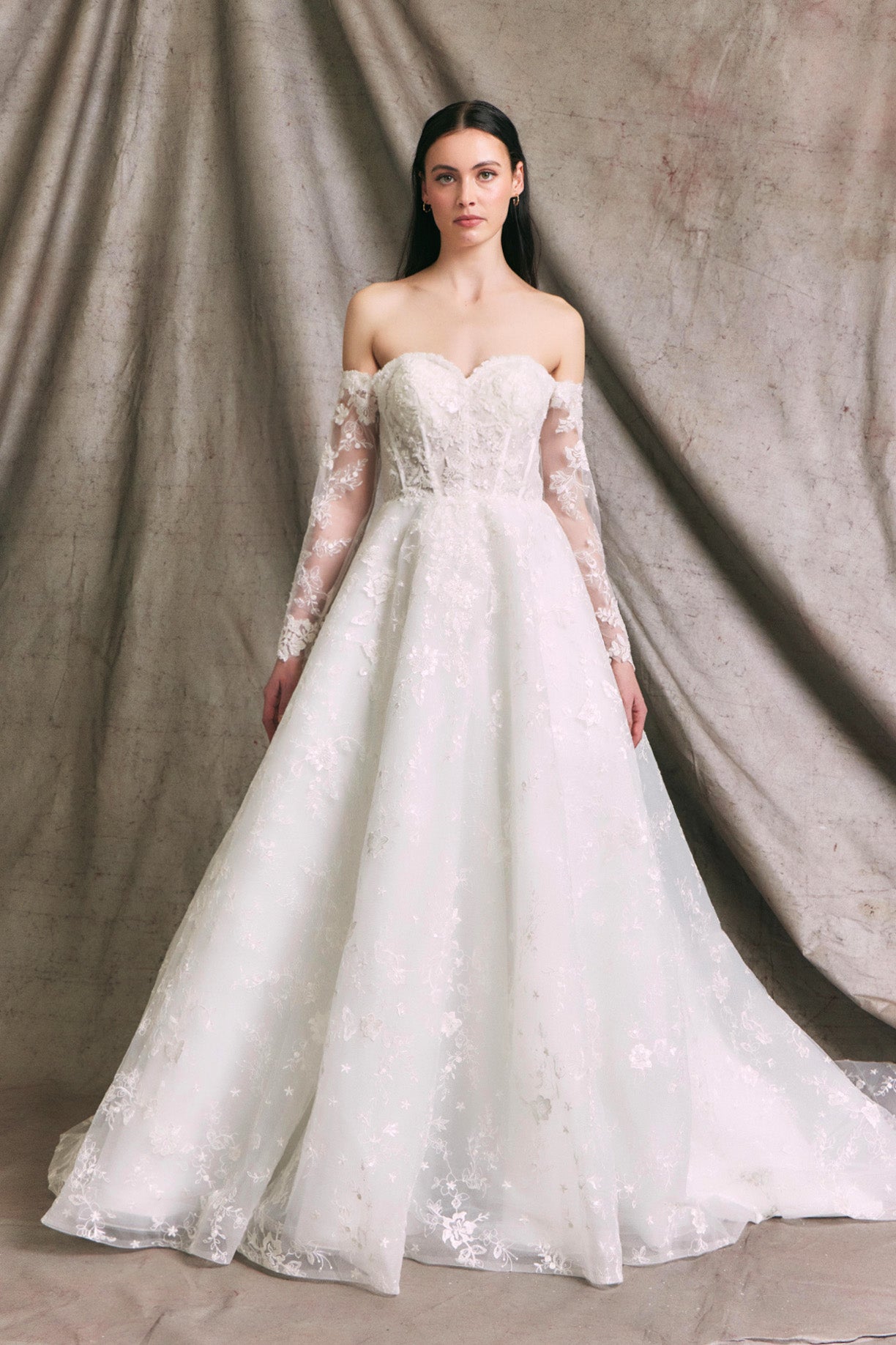 Vestido de Novia, con Manga Larga, Hombros Descubiertos, Escote Corazón y Lazos en la Espalda, Color Off White