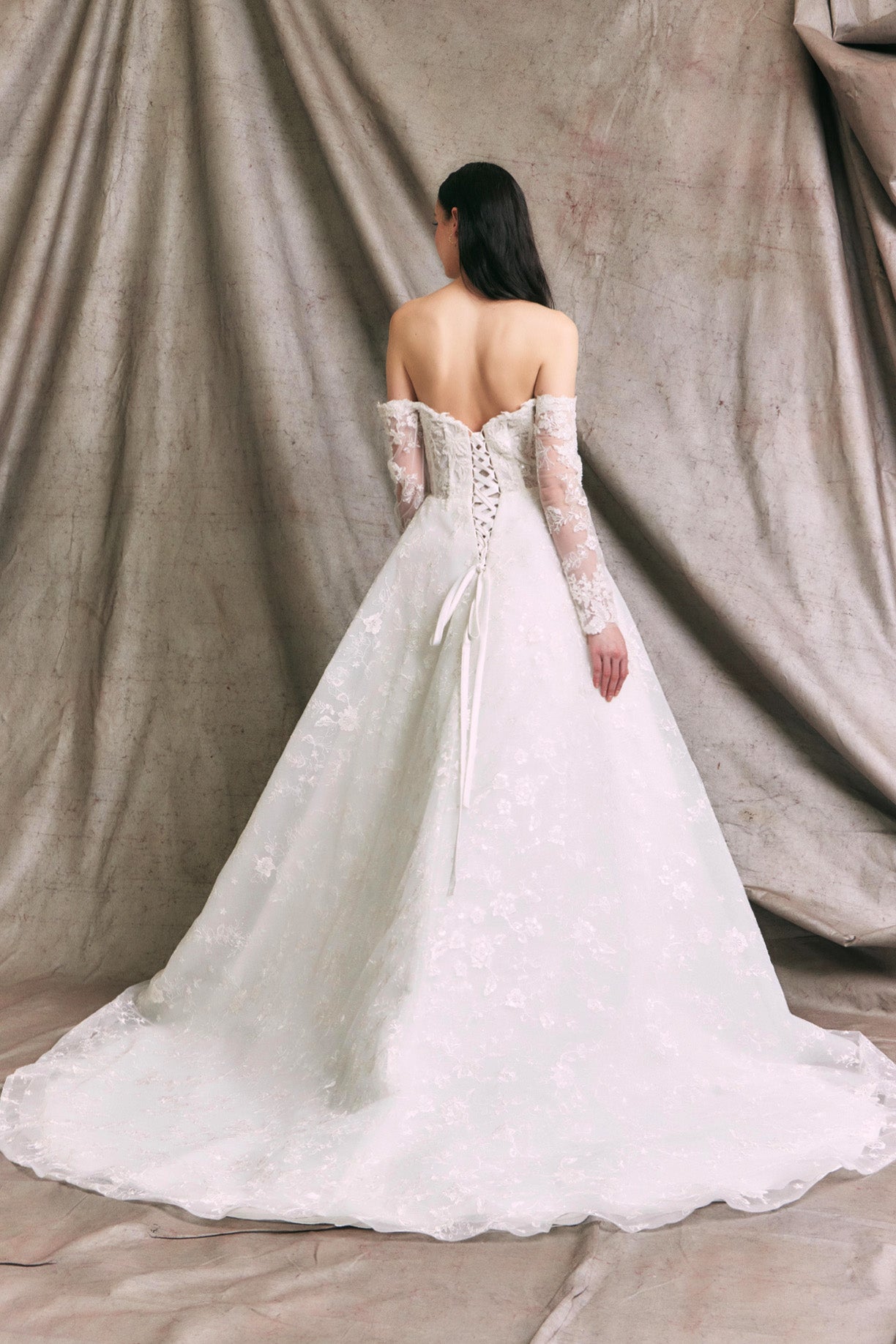 Vestido de Novia, con Manga Larga, Hombros Descubiertos, Escote Corazón y Lazos en la Espalda, Color Off White