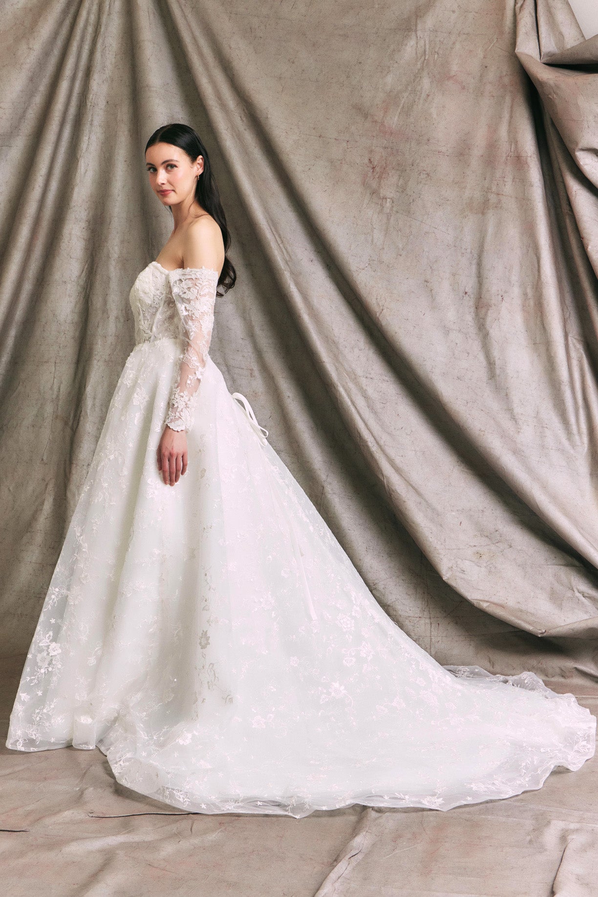 Vestido de Novia, con Manga Larga, Hombros Descubiertos, Escote Corazón y Lazos en la Espalda, Color Off White