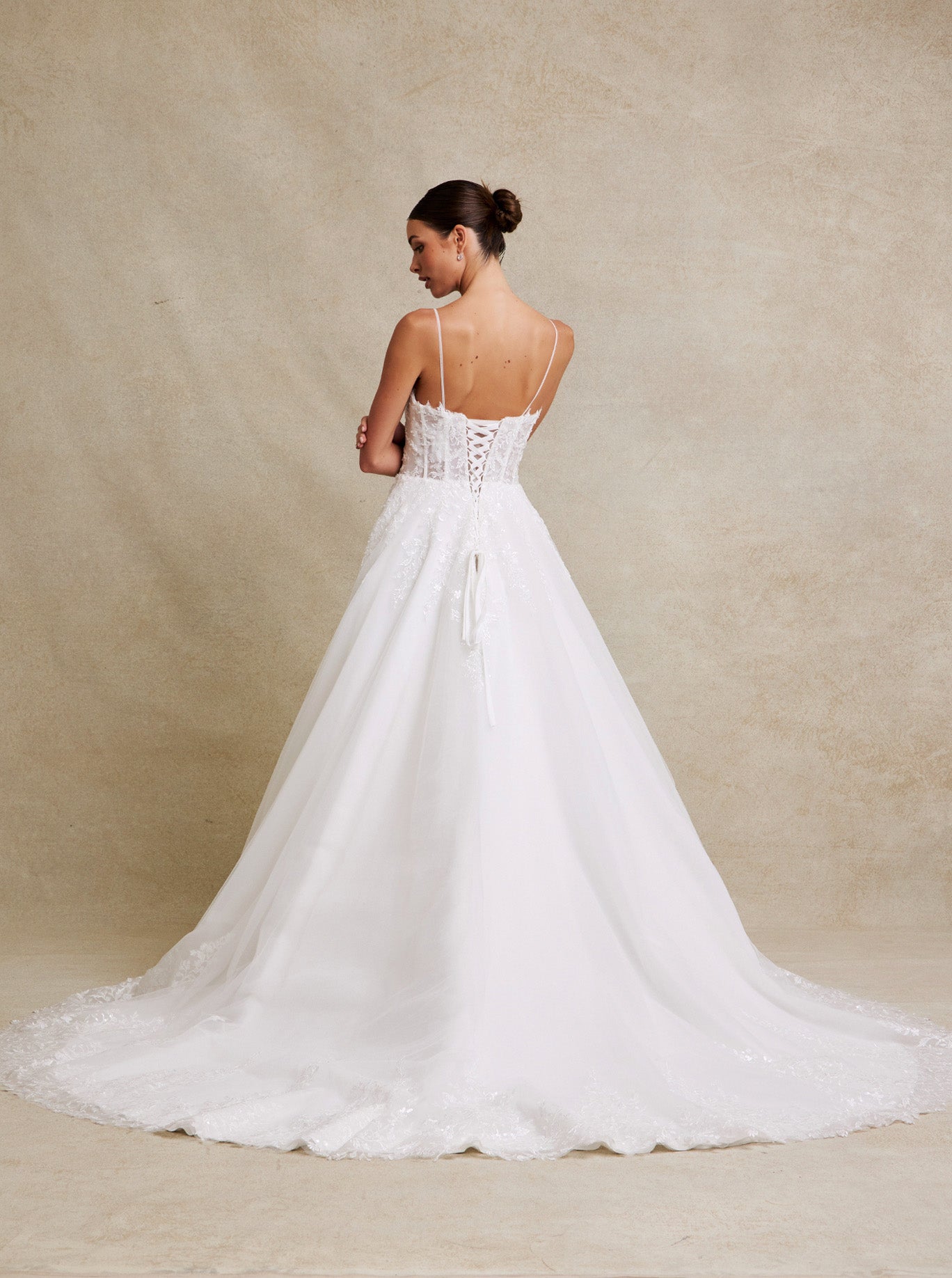 Vestido de Novia con Escote Pronunciado en V de Encaje Bordado con Cuentas y Lentejuelas, Color Off White