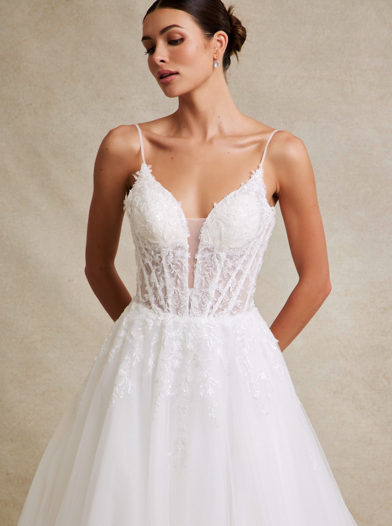 Vestido de Novia con Escote Pronunciado en V de Encaje Bordado con Cuentas y Lentejuelas, Color Off White