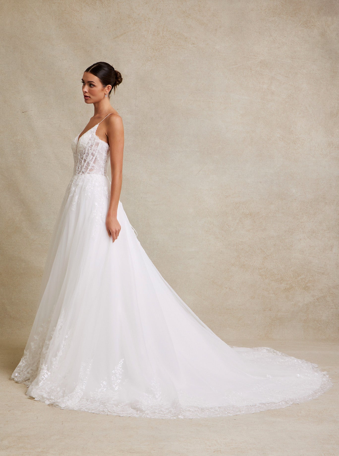 Vestido de Novia con Escote Pronunciado en V de Encaje Bordado con Cuentas y Lentejuelas, Color Off White