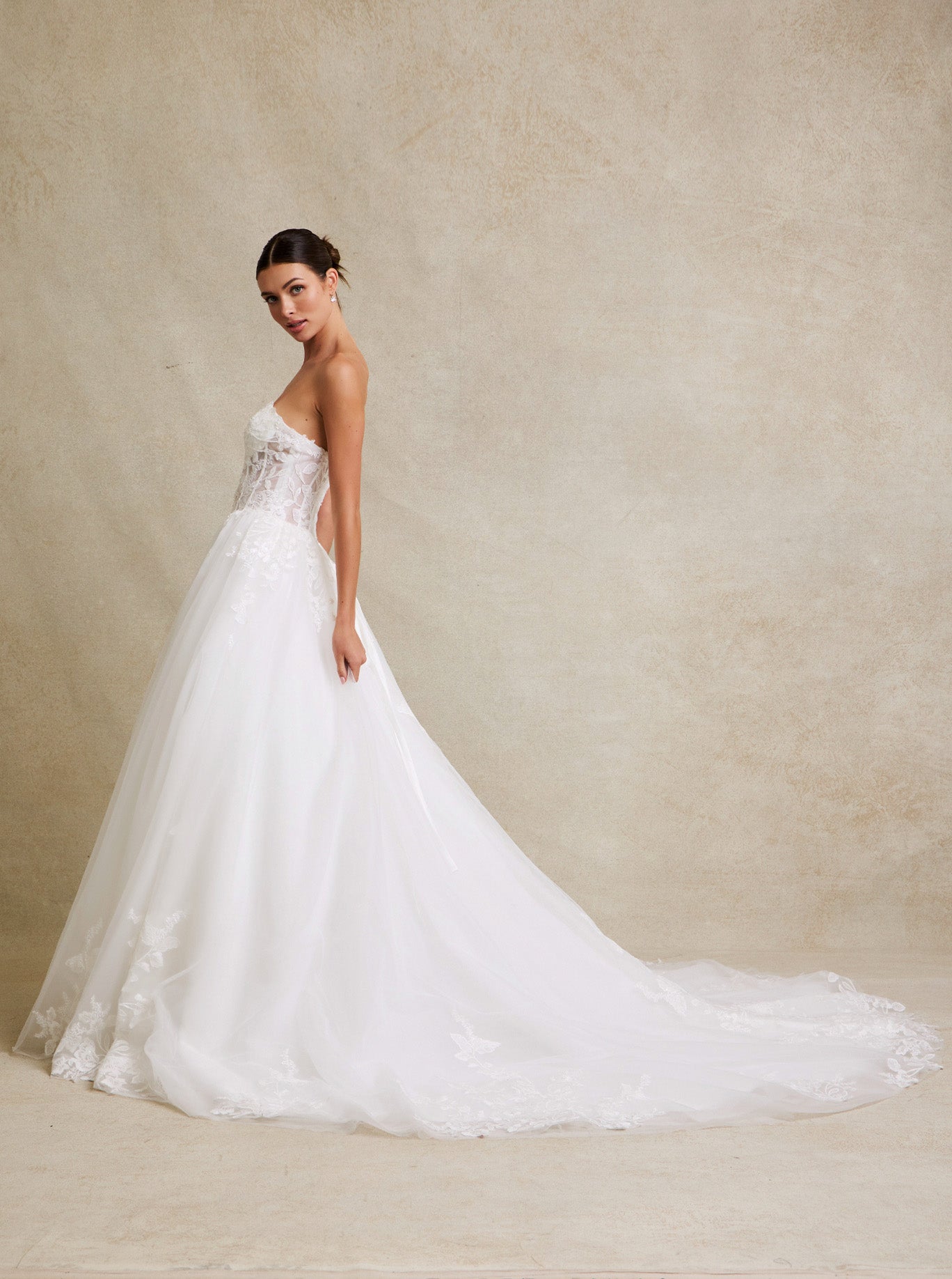 Vestido de Novia Corte en A con Escote de Corazón de Tul con Encaje Bordado, Color Off White