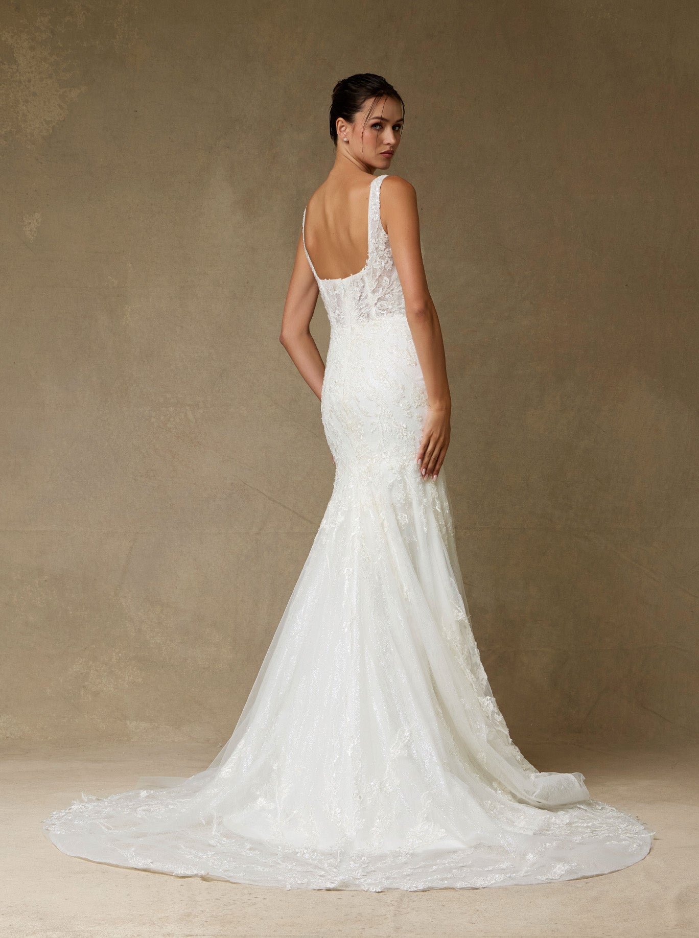 Vestido de Novia, Corte Sirena, Escote Cuadrado y Tirantes, de Tul  Bordado, Color Off White