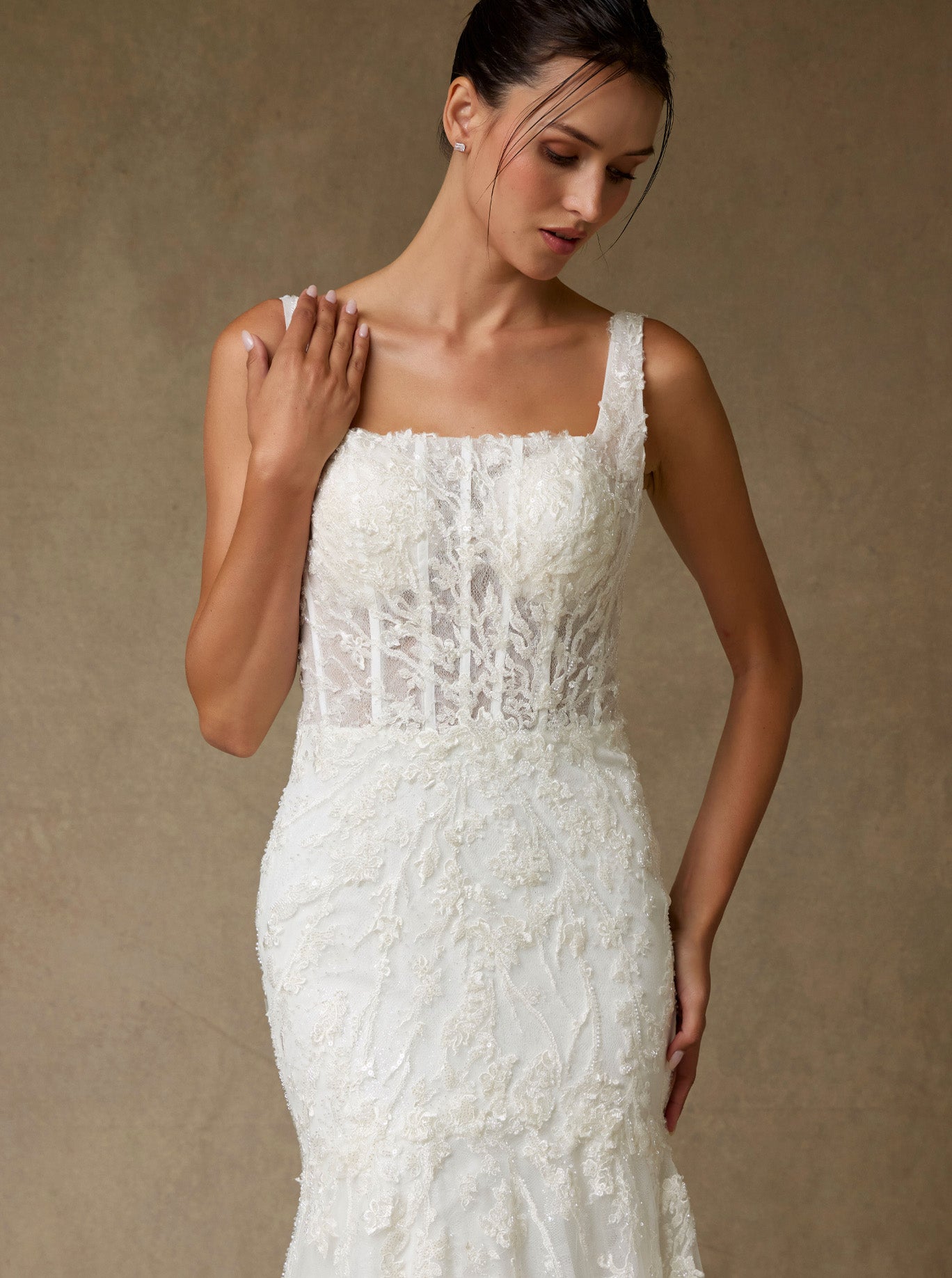 Vestido de Novia, Corte Sirena, Escote Cuadrado y Tirantes, de Tul  Bordado, Color Off White