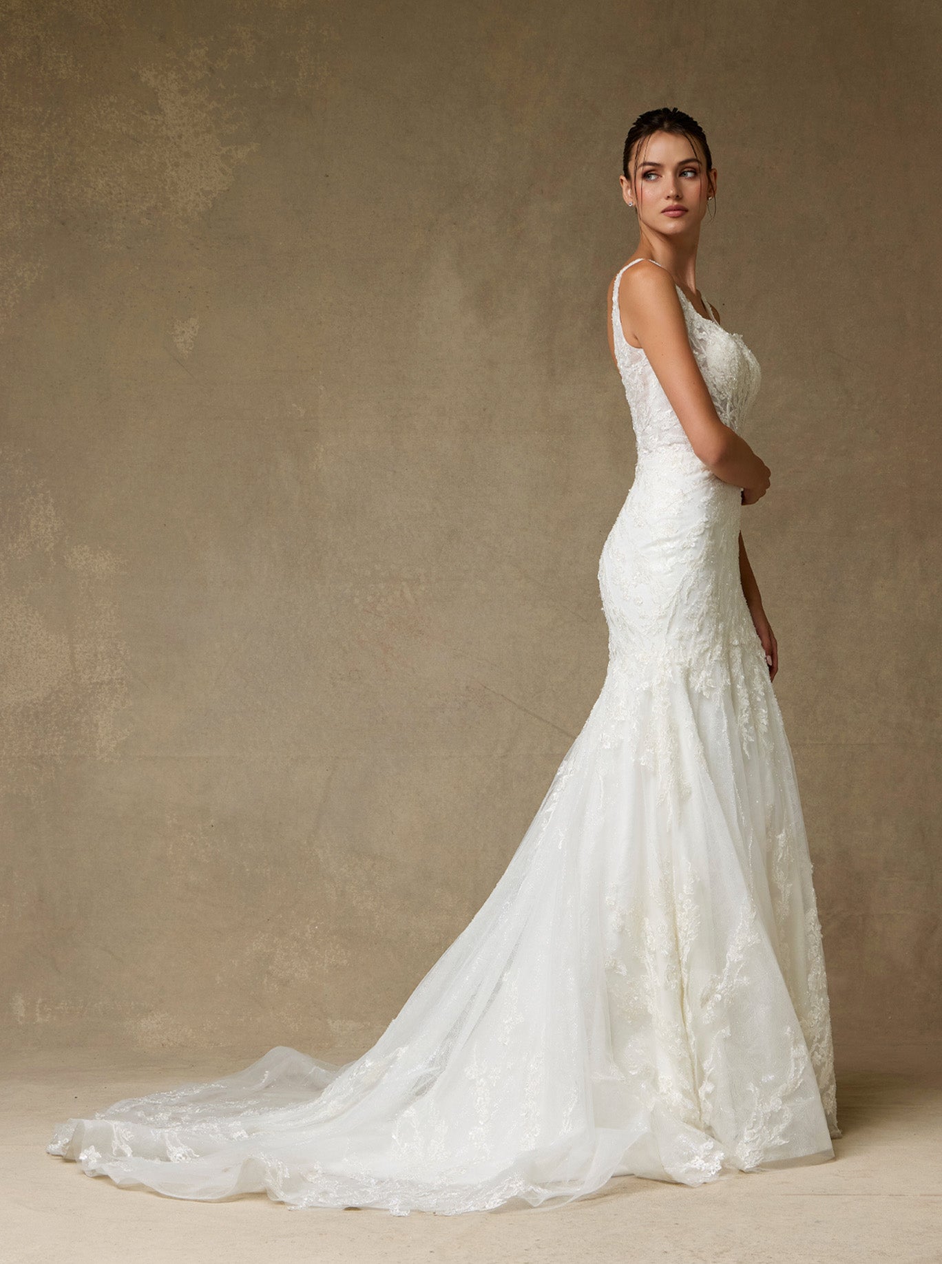 Vestido de Novia, Corte Sirena, Escote Cuadrado y Tirantes, de Tul  Bordado, Color Off White