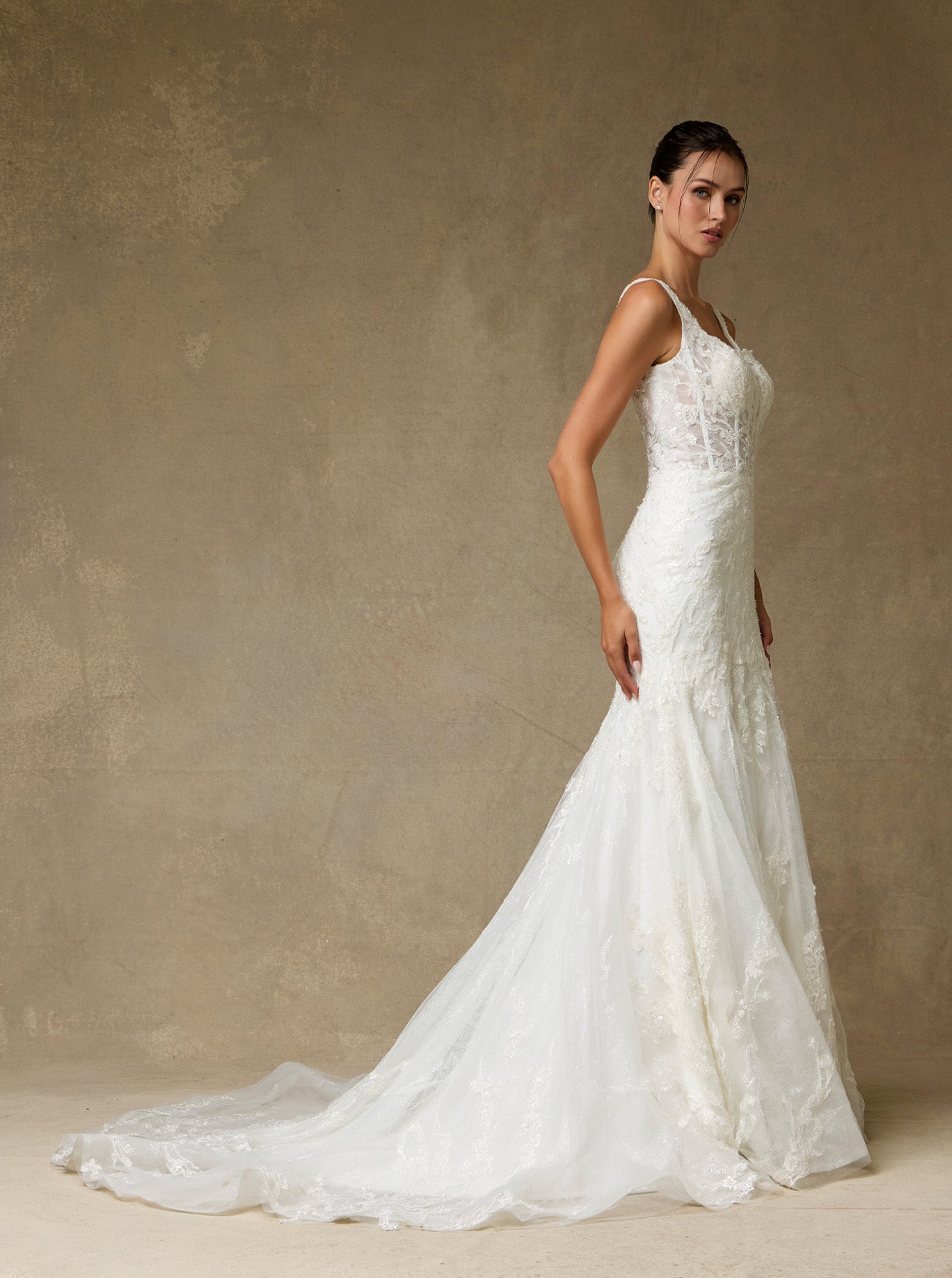 Vestido de Novia, Corte Sirena, Escote Cuadrado y Tirantes, de Tul  Bordado, Color Off White