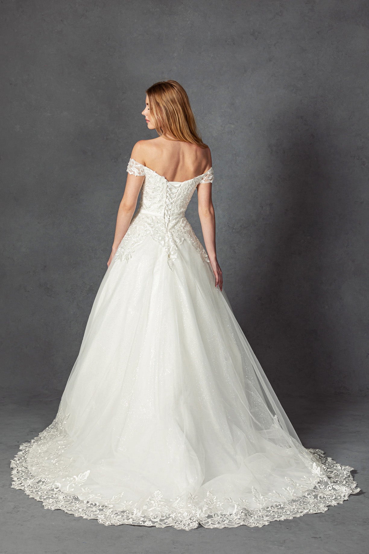 Vestido de Novia con Hombros Descubiertos y Escote de Corazon, Color Off White