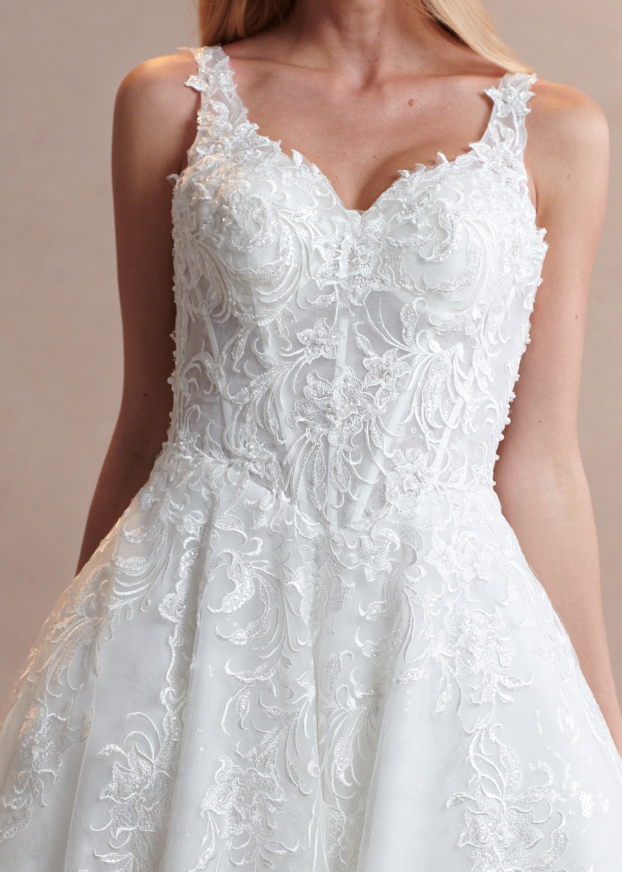 Vestido de Novia Línea A Escote Corazón y Cordones en la Espalda Color Off White