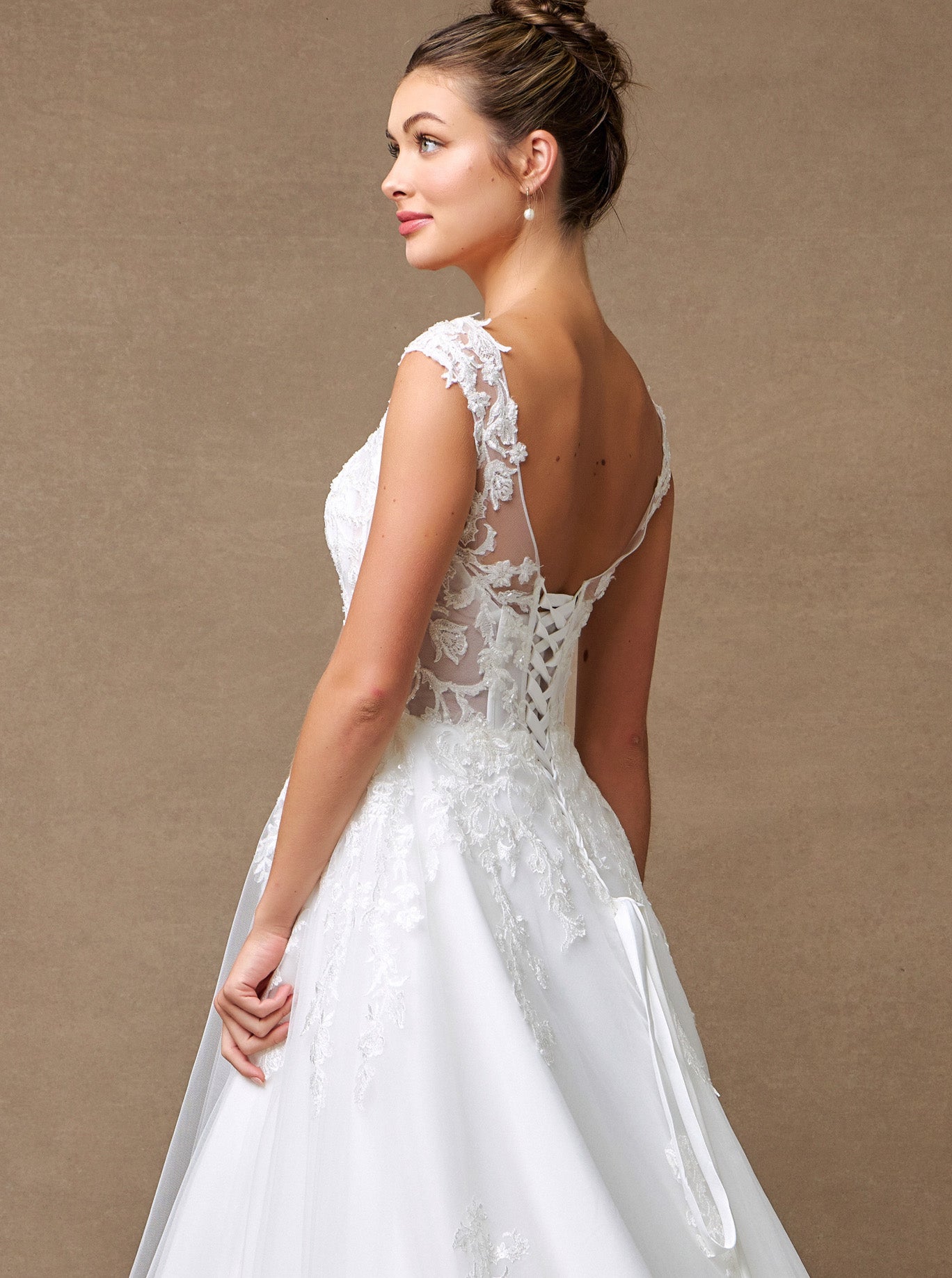 Vestido de Novia en Línea A  con Tirantes  de Encaje Color Off White.