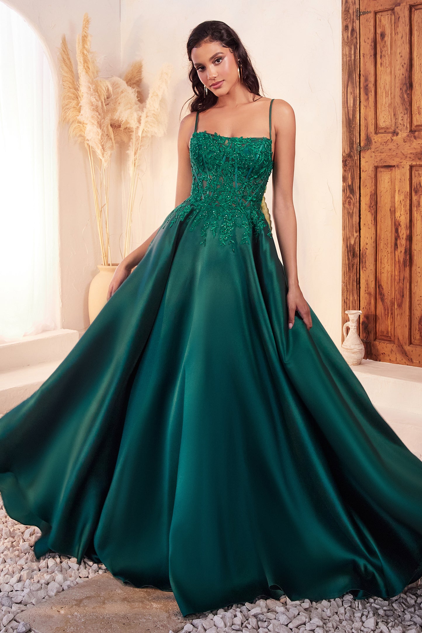 Vestido Con Detalles de Encaje en A color Esmeralda.