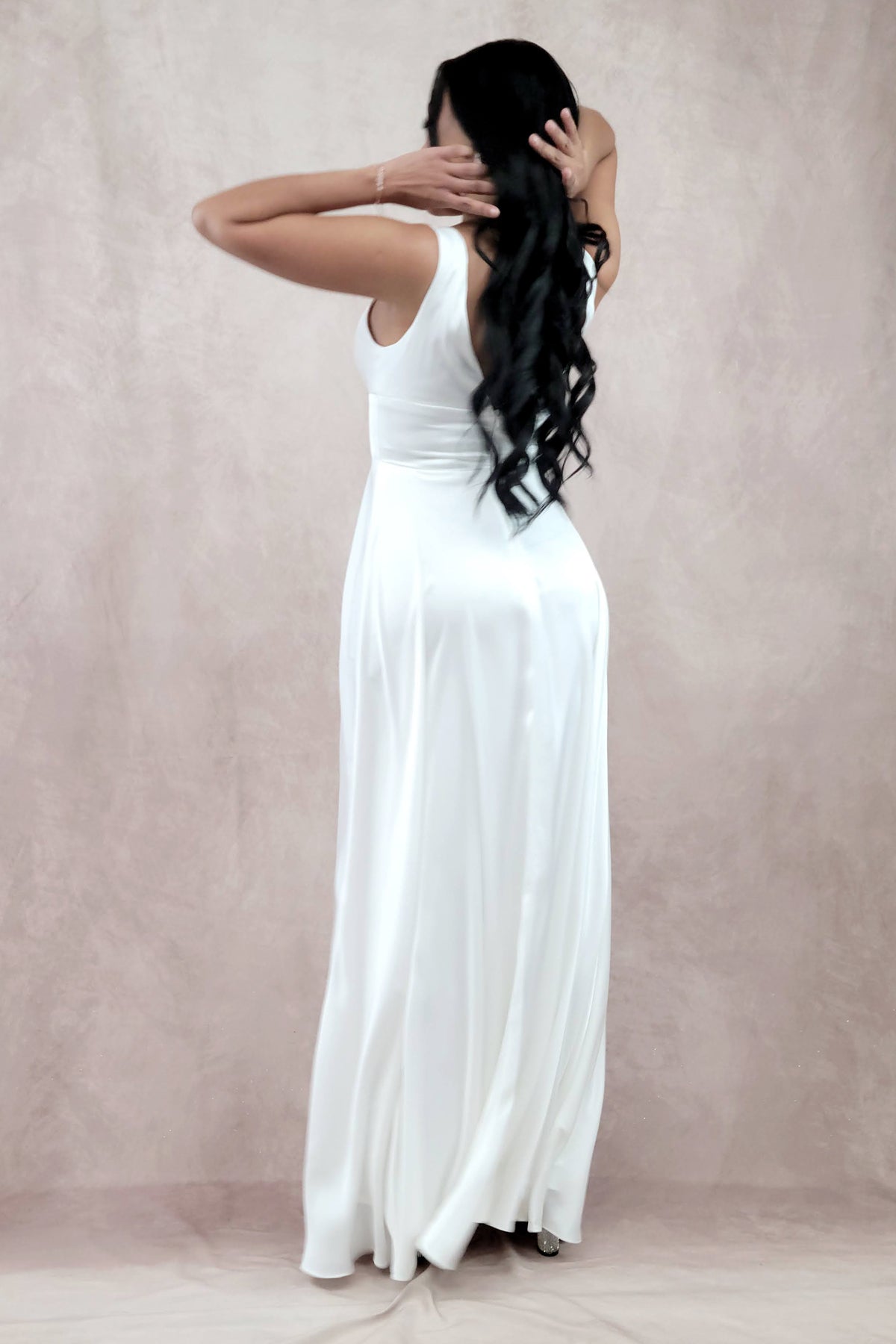 Vestido de Novia en Corte A, Escote en V, Falda Fluida y Abertura en la Pierna, Color White