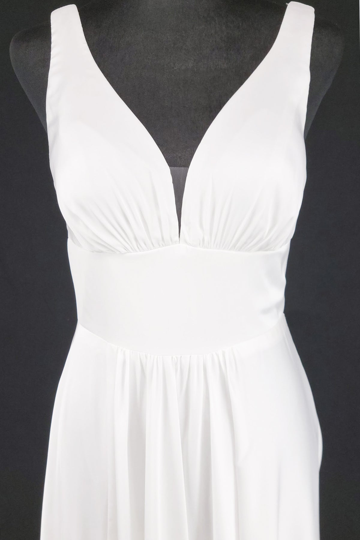 Vestido de Novia en Corte A, Escote en V, Falda Fluida y Abertura en la Pierna, Color White