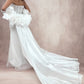 Vestido de Novia  largo de cuentas con capa de organza con volantes brillantes y escote corazón pronunciado. Largo hasta el suelo.