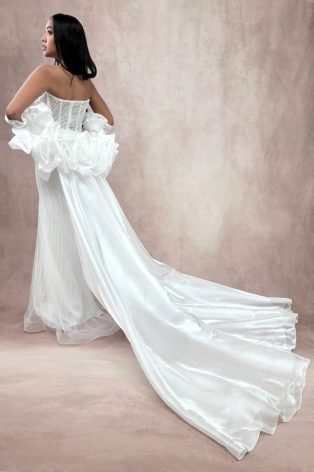 Vestido de Novia  largo de cuentas con capa de organza con volantes brillantes y escote corazón pronunciado. Largo hasta el suelo.