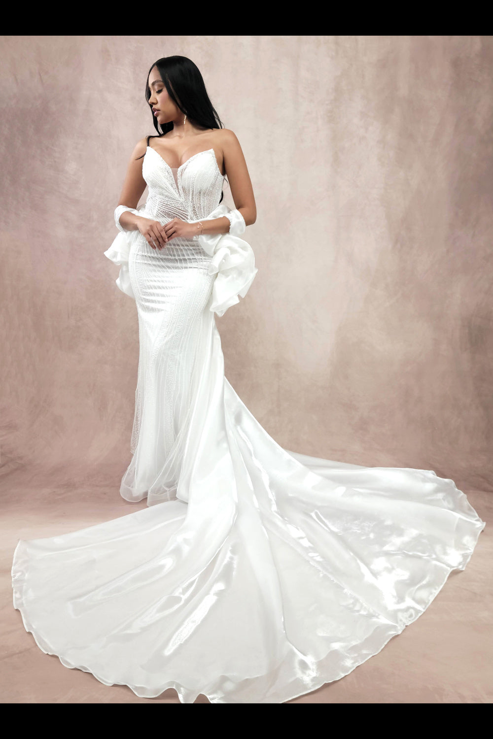 Vestido de Novia  largo de cuentas con capa de organza con volantes brillantes y escote corazón pronunciado. Largo hasta el suelo.
