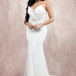 Vestido de Novia  largo de cuentas con capa de organza con volantes brillantes y escote corazón pronunciado. Largo hasta el suelo.