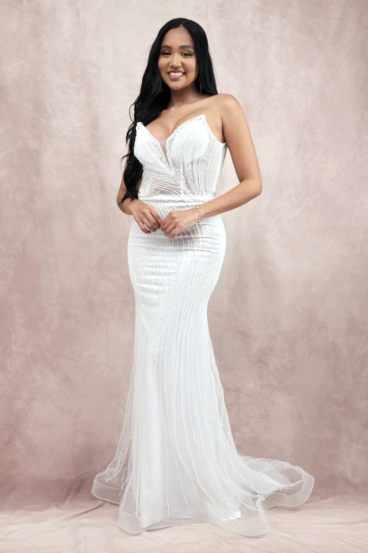 Vestido de Novia  largo de cuentas con capa de organza con volantes brillantes y escote corazón pronunciado. Largo hasta el suelo.