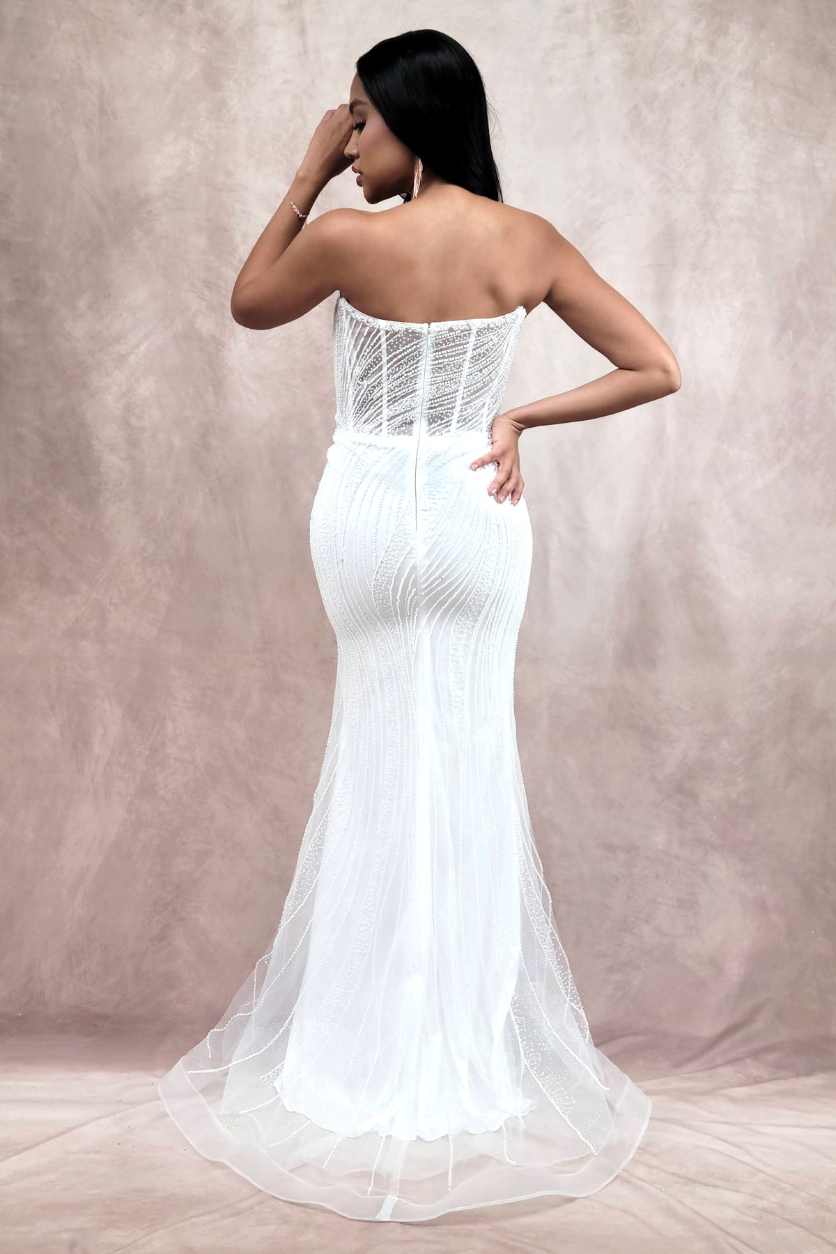 Vestido de Novia  largo de cuentas con capa de organza con volantes brillantes y escote corazón pronunciado. Largo hasta el suelo.
