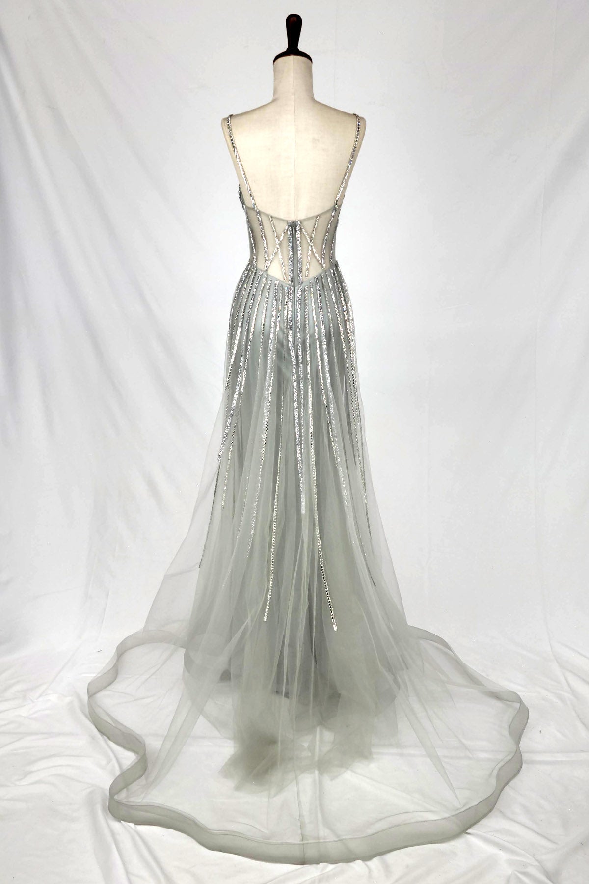 Vestido Corte Recto con Cauda de Tul y efectos brillosos (Dos Colores)
