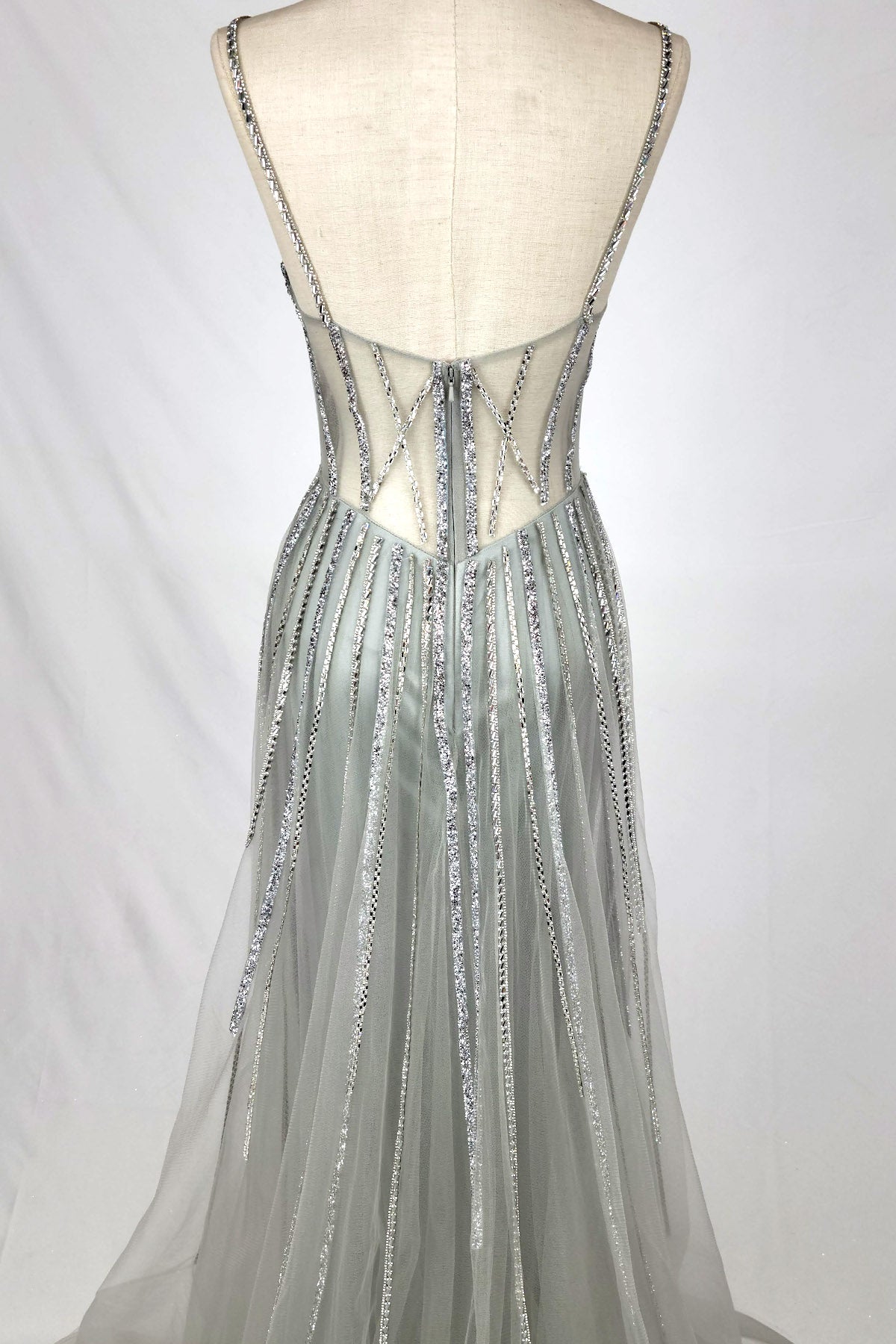 Vestido Corte Recto con Cauda de Tul y efectos brillosos (Dos Colores)